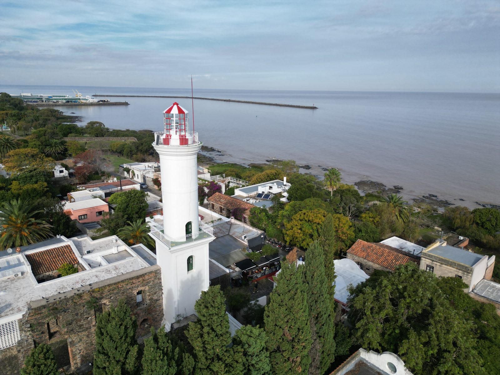 Farol de Colônia do Sacramento sobre as ruínas do convento de São Francisco