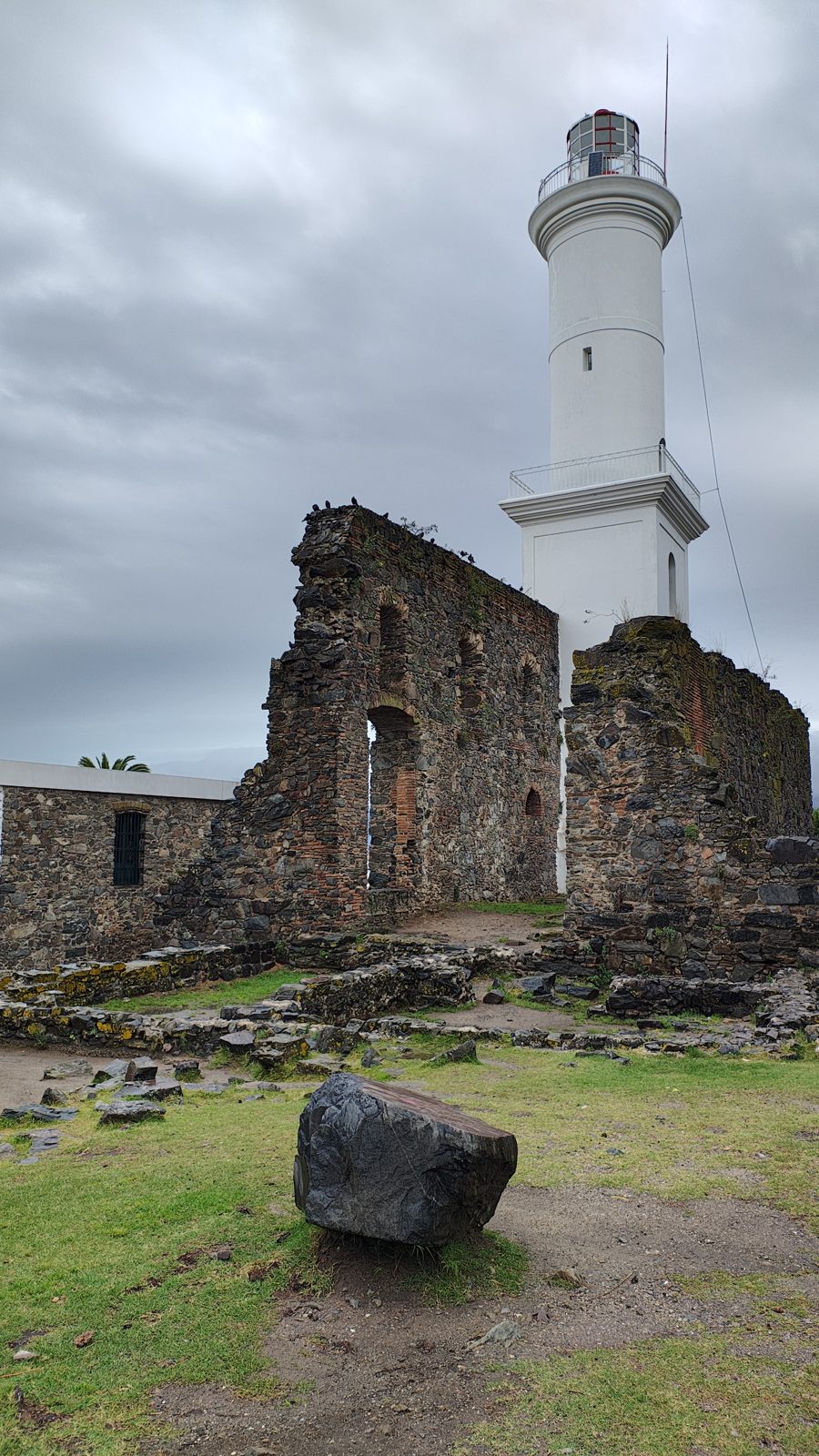 Farol de Colônia do Sacramento sobre as ruínas do convento de São Francisco