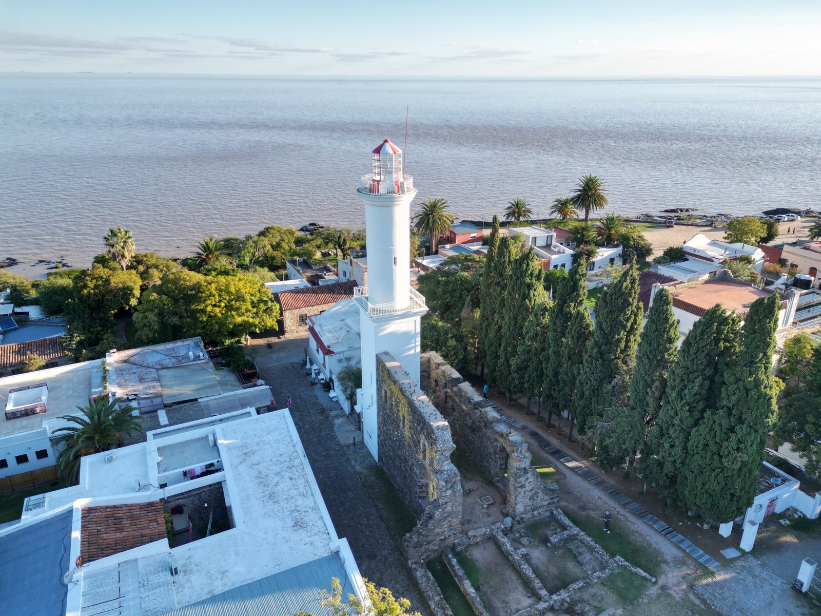 Farol de Colônia do Sacramento sobre as ruínas do convento de São Francisco
