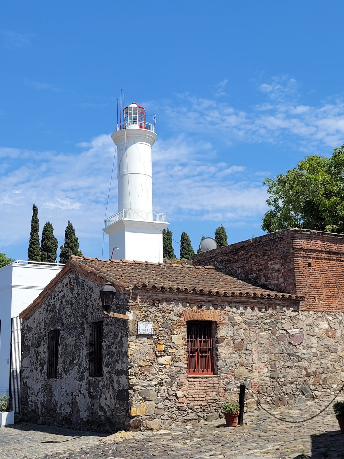 Farol de Colônia do Sacramento sobre as ruínas do convento de São Francisco
