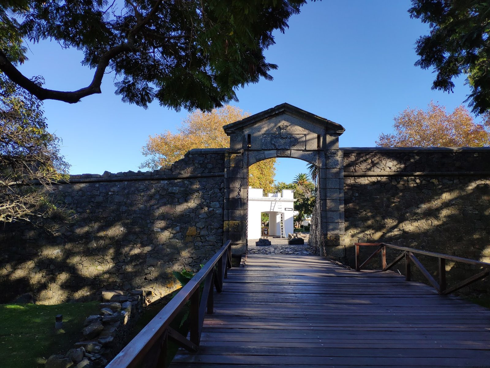 Farol de Colônia do Sacramento sobre as ruínas do convento de São Francisco