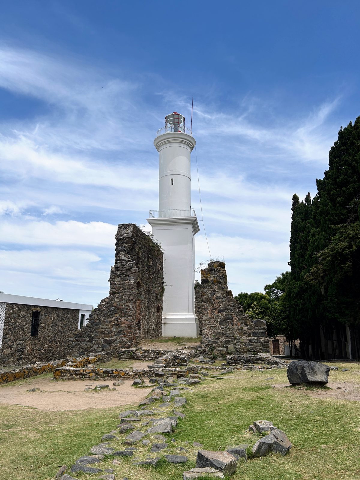 Farol de Colônia do Sacramento sobre as ruínas do convento de São Francisco