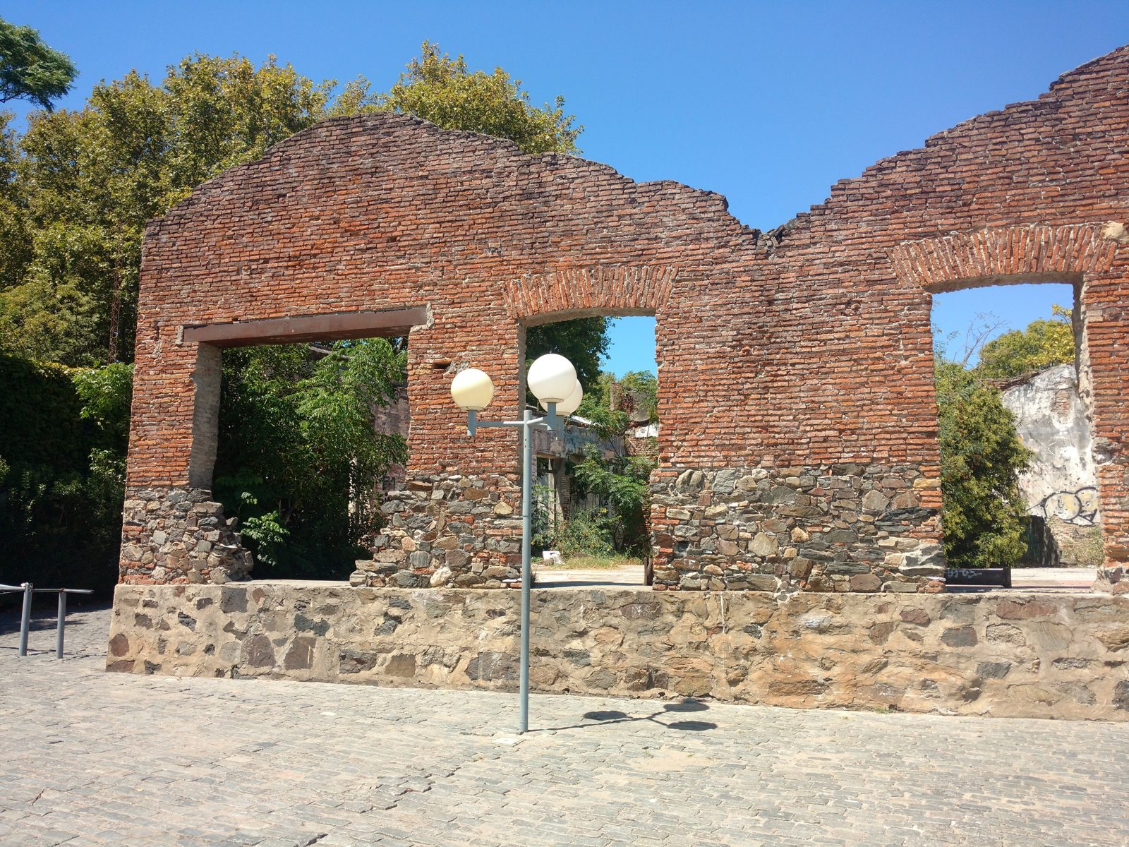 Farol de Colônia do Sacramento sobre as ruínas do convento de São Francisco