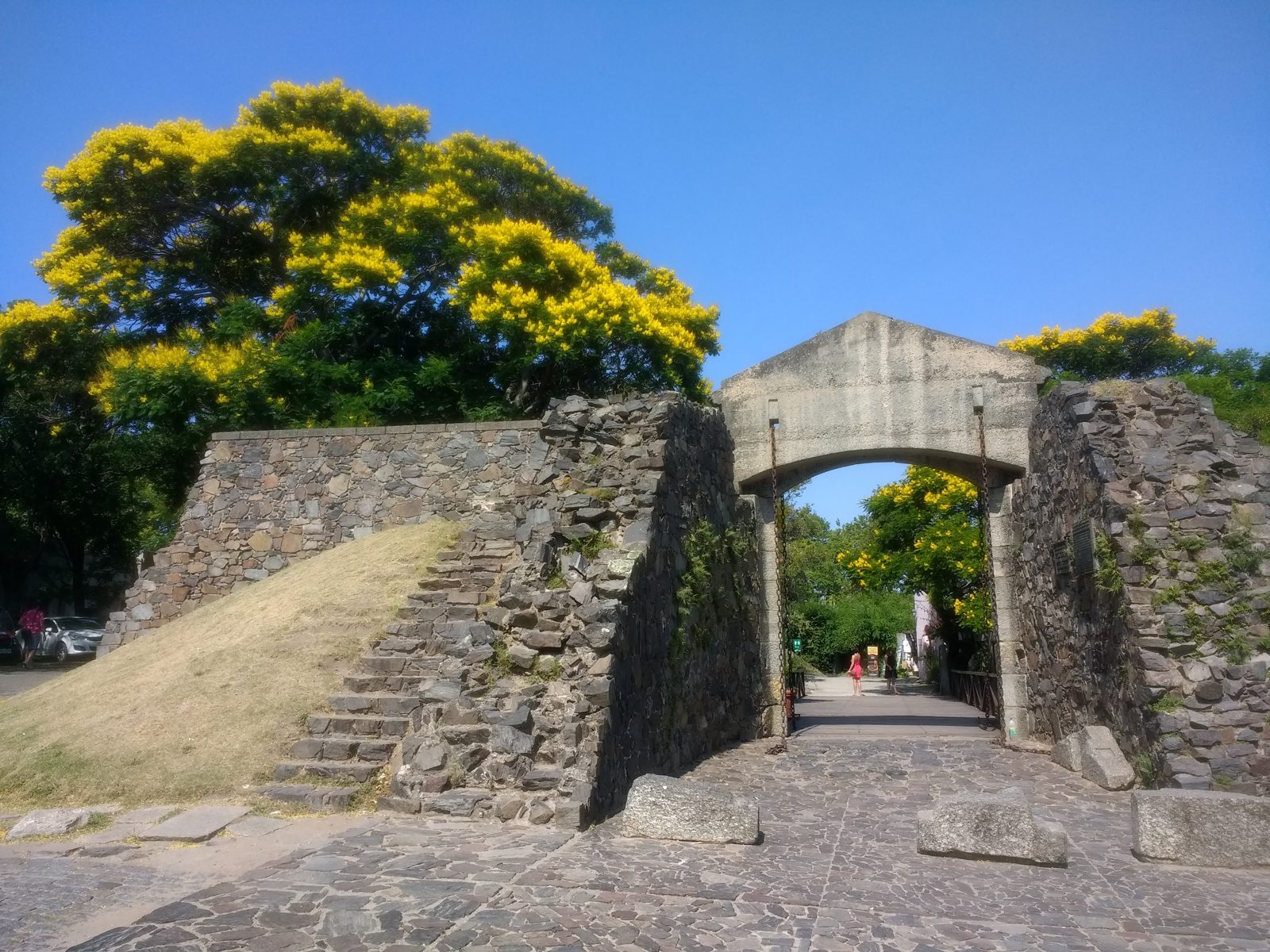 Farol de Colônia do Sacramento sobre as ruínas do convento de São Francisco